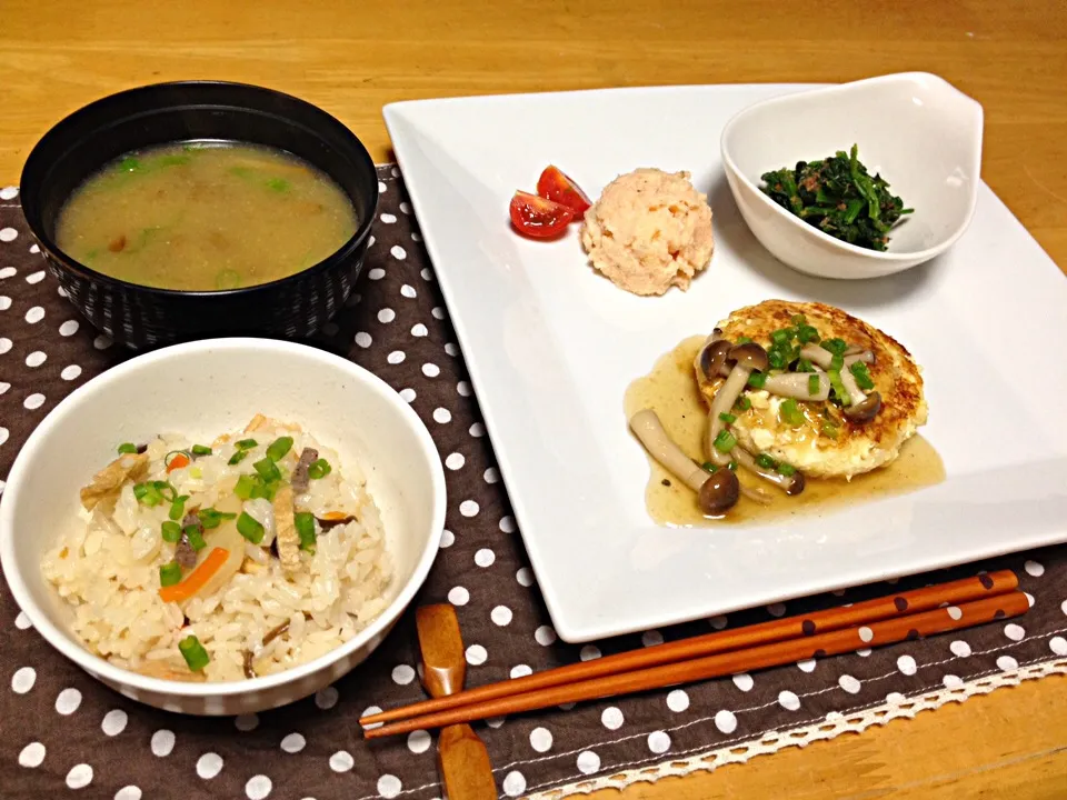 Snapdishの料理写真:炊き込みご飯、豆腐ハンバーグのきのこ餡掛け、タラモサラダ、ほうれん草のお浸し|ゆうかさん