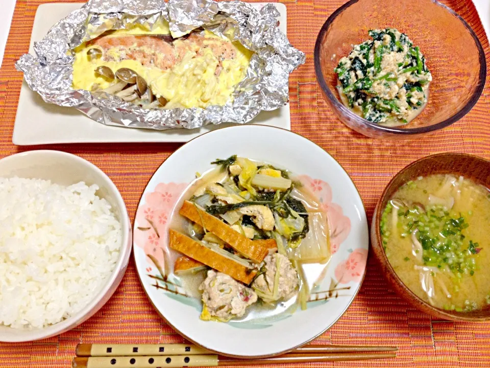 Snapdishの料理写真:秋鮭のホイル焼き、鶏だんごと野菜の旨煮、ほうれん草の白和え、お味噌汁♡|yuiさん