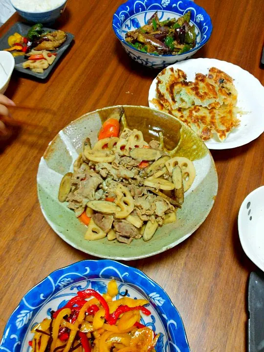 Snapdishの料理写真:パプリカの塩昆布あえ、根菜の煮物、なすとピーマンのぽん酢炒め、餃子(貰い物)|mirimaruさん