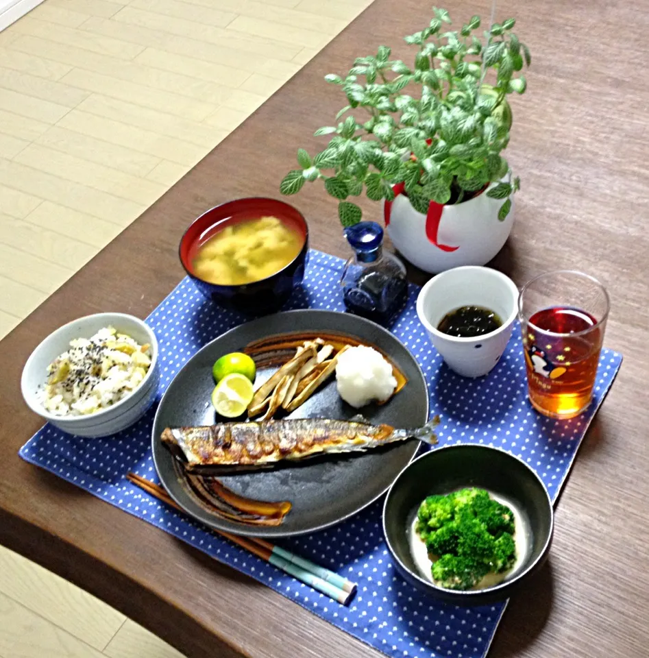 秋刀魚の酒塩焼き＆エリンギの素焼き、栗おこわ、玉ねぎのお味噌汁、もずく酢、ブロッコリーの胡麻和え|pentarouさん