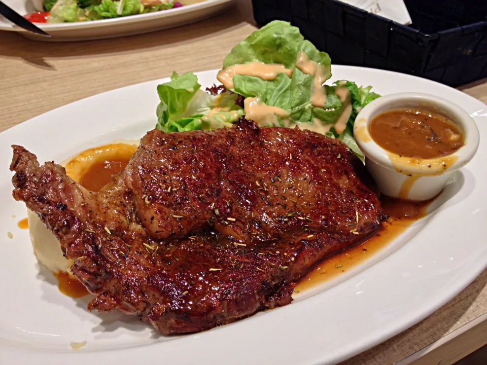 Snapdishの料理写真:Ribeye steak|Nicholas Tayさん