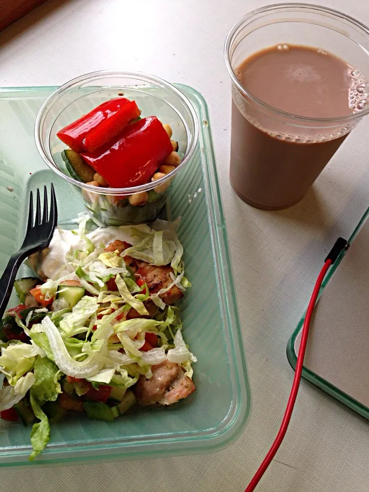 Choco soy milk, chicken souvlaki, salad with peppers, chickpeas, edamame beans and cucumbers|joie chowさん