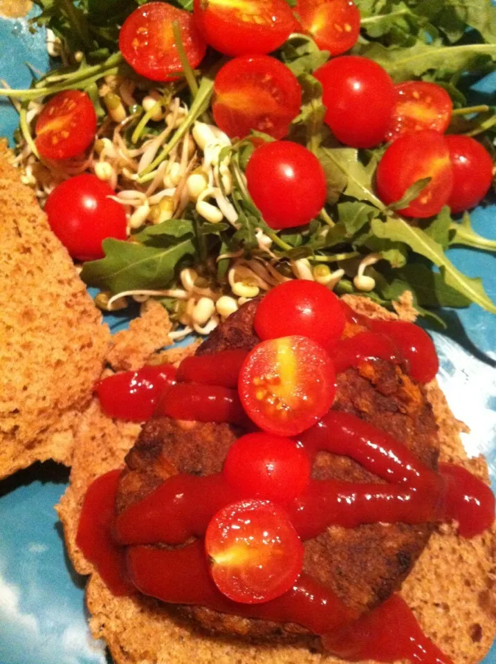 Tomato & basil veggie burger w/ tomato ketchup & tomatoes|Nick Hiderさん