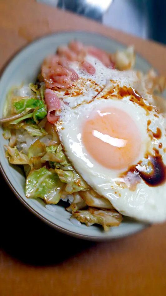 今日の朝飯はずズボラめし～!!キャベツの醤油炒め&ベーコンエッグのせ( ☆∀☆)|kocu（コク）さん