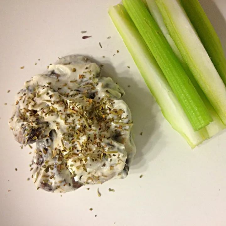 Sautéed mushrooms with a garlic yoghurt sauce and a side of fresh celery crudités|morgan charlotteさん