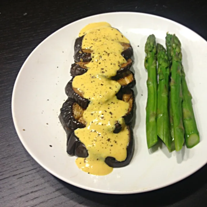 Balsamic baked eggplant with a ginger miso yoghurt sauce and a side of steamed asparagus|morgan charlotteさん