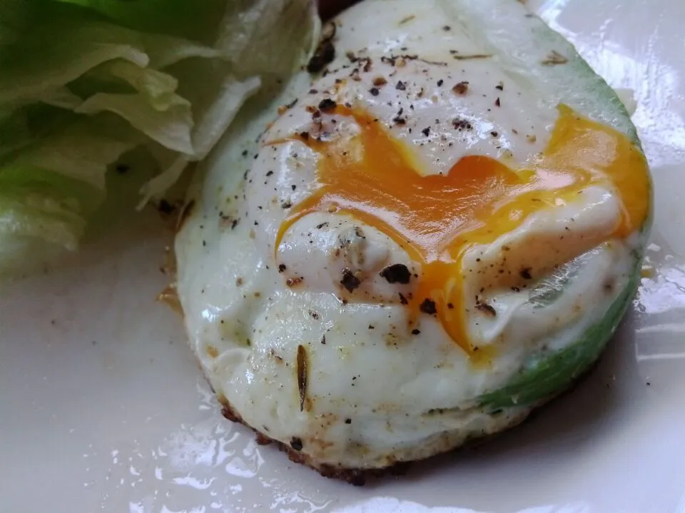 namastelotus michakoさんのFried egg in avocado♪|key♪さん