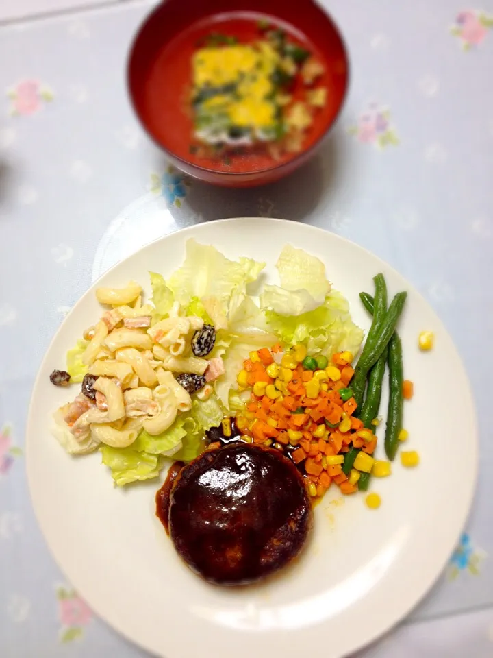 humburg w/ salad|Mylene J. Oguroさん