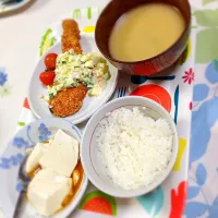 Snapdishの料理写真:鮭フライ〜タルタルソース〜 ・湯豆腐・ワカメ味噌汁・白米|さえさん