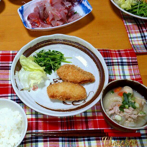 Snapdishの料理写真:10/22(火)の夕食
魚フライ、豆苗のおひたし、具沢山の豚汁、刺身|ふみぃさん