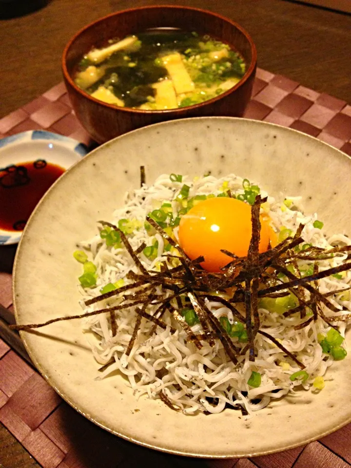 しらす丼、油揚げとワカメのお味噌汁|maruruさん