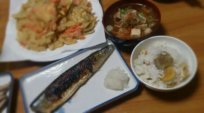 野菜かき揚げ,秋刀魚の塩焼き,栗ご飯,けんちん汁|のぞみさん