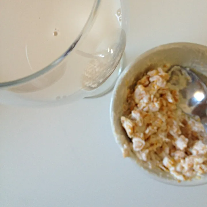 Corn flakes with low fat Greek yoghurt and a side of coconut and almond milk|morgan charlotteさん