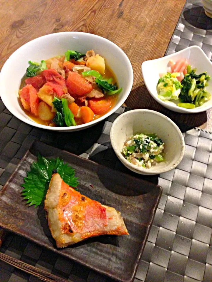 金目鯛の塩焼き🐟トマト肉じゃが🍅小松菜の白和え、お漬物🍀|まみりんごさん