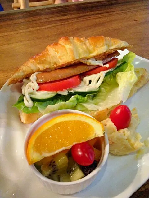 Snapdishの料理写真:Croissant tuna & sausage sandwich|m!ckongさん