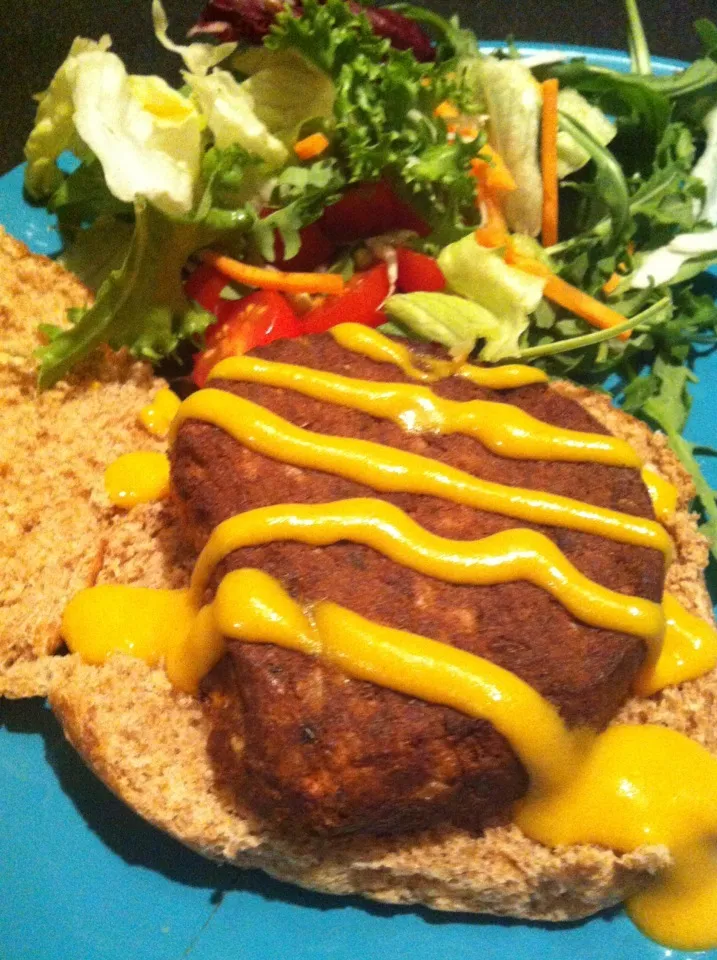 Veggie burger w/ mustard & salad|Nick Hiderさん