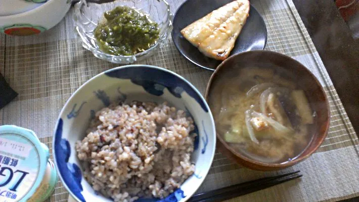 鯖塩焼き&めかぶ&茄子と玉ねぎの味噌汁|まぐろさん