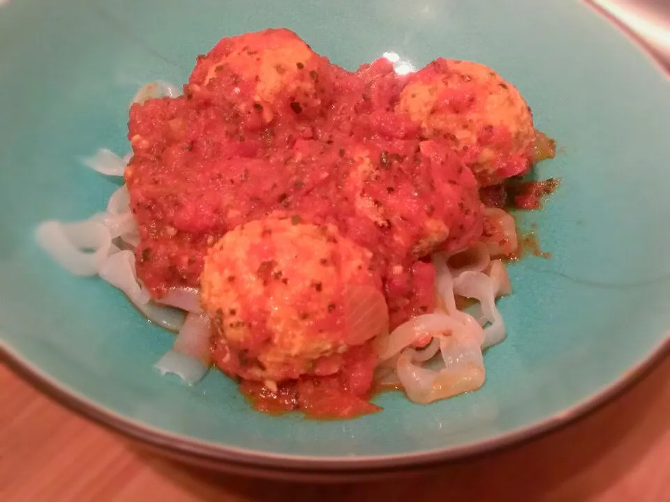 Turkey meatballs over fettuccini miracle noodles|Dawn Genieさん