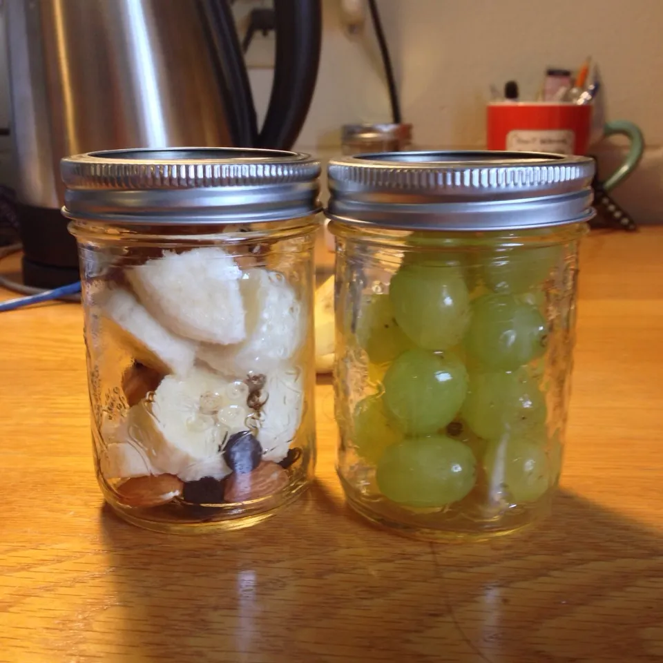 PW foodies: grapes, 1 banana with almonds and peanut butter|joie chowさん