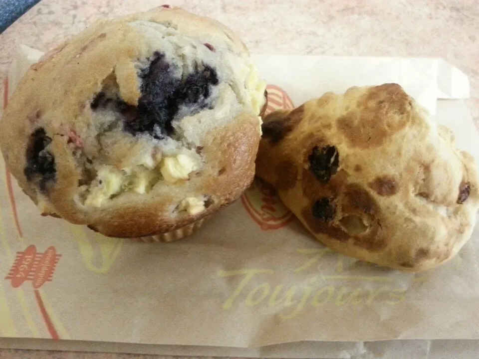 fruit explosion muffin and raisin tea biscuit|ash tamさん