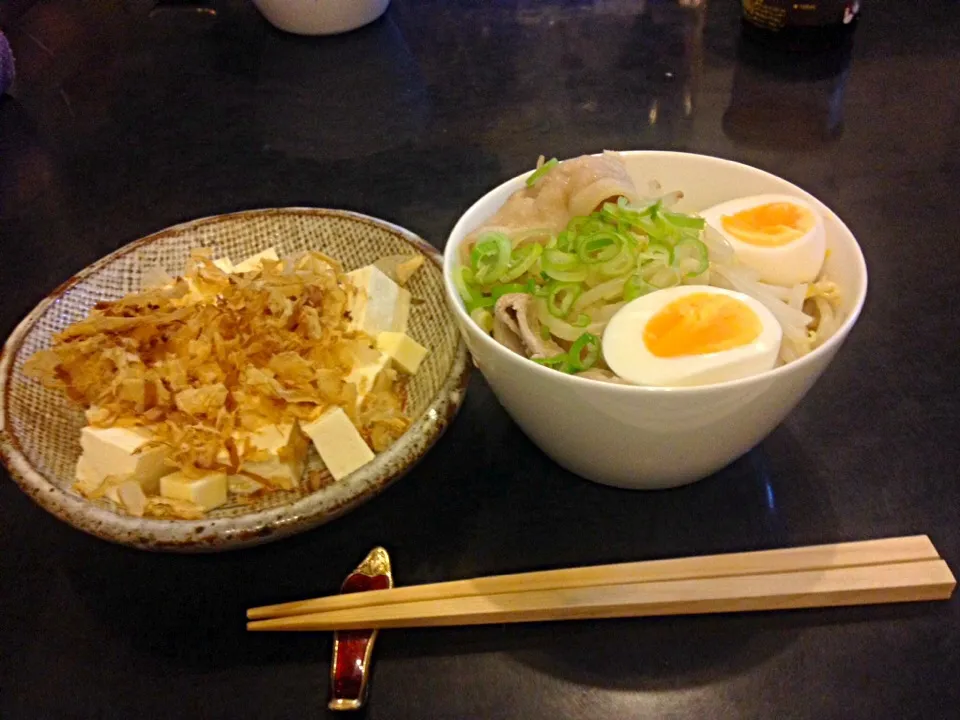 釜揚げうどん。トッピングは、豚バラ、モヤシ、ネギ、茹で卵、土佐醤油で。チーズと豆腐の冷奴。坊主のリクエストで、半熟じゃなく固茹で玉子、後、豆腐も嫌いなのに子供のリクエストで、、、|Safty Foodsさん