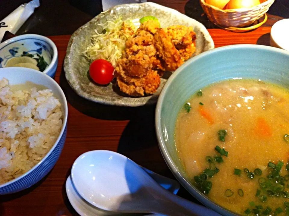 うまや(●´･(ｪ)･`●)∩♡唐揚げ豚汁定食♬|ももみさん