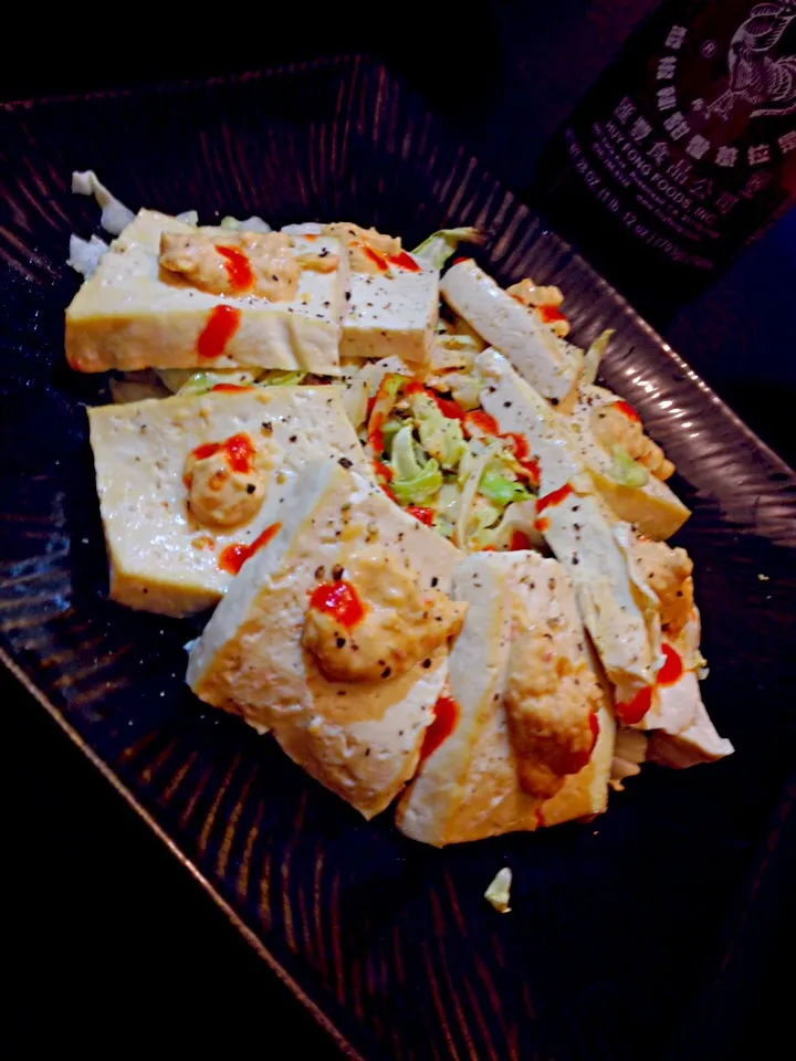 Homemade. Tofu salad with red pepper hummus dressing.|Ariz Guzmanさん