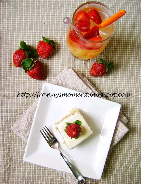 Carrot cake with cheese topping and pineapple strawberry juice.|Frannyさん