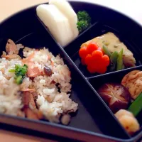 Snapdishの料理写真:行楽弁当✳︎鮭とシメジのご飯|オレンジまめさん