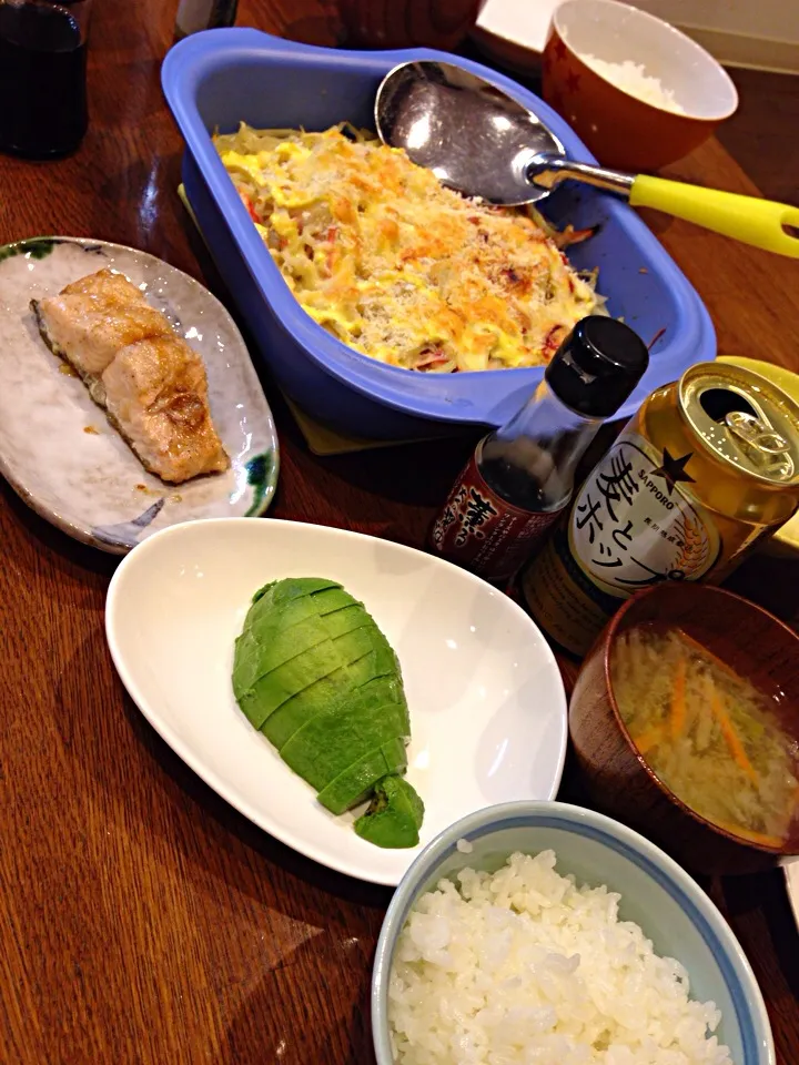 Snapdishの料理写真:鮭バターソテー、ジャガイモグラタン、アボカド、野菜味噌汁|りょうさくさん