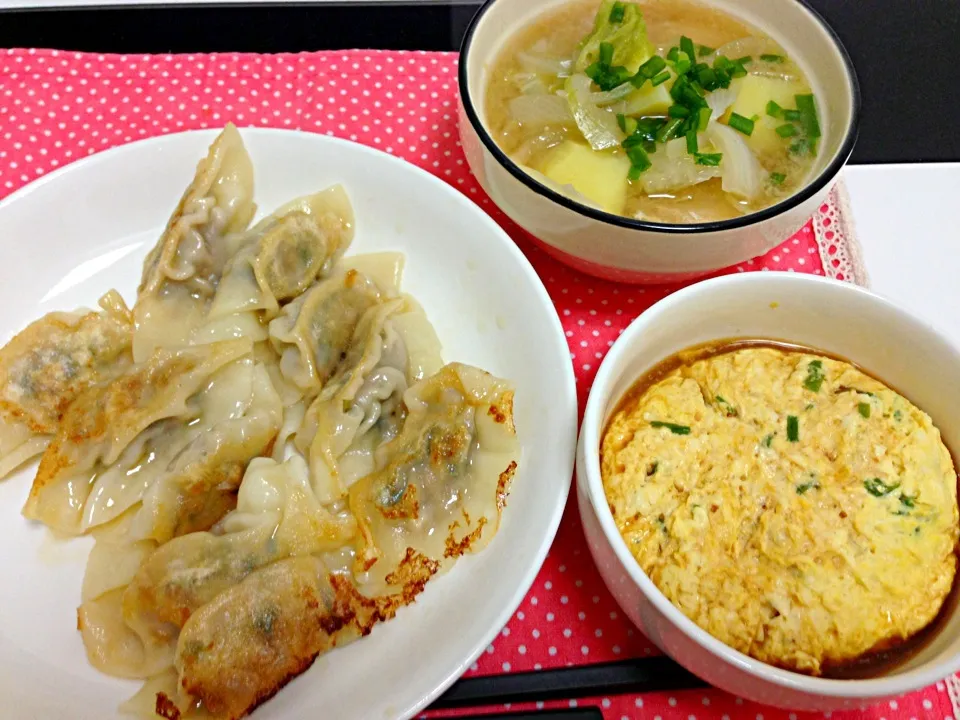 Snapdishの料理写真:餃子、石狩汁、豆腐と卵の蒸し煮|ゆりさん