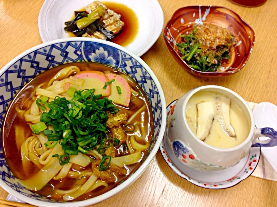 カレーうどん、ほうれん草の胡麻和え、太刀魚の揚げ煮、松茸入りの茶碗蒸し|虎キチ6さん