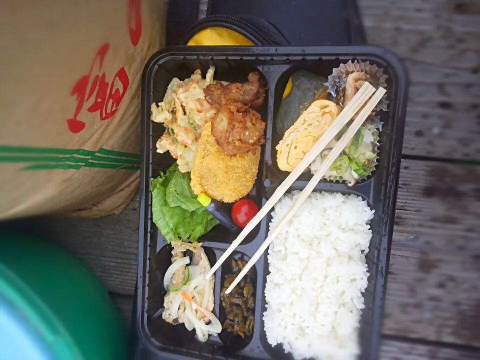 雨の中　海の上でお弁当|だいちさん