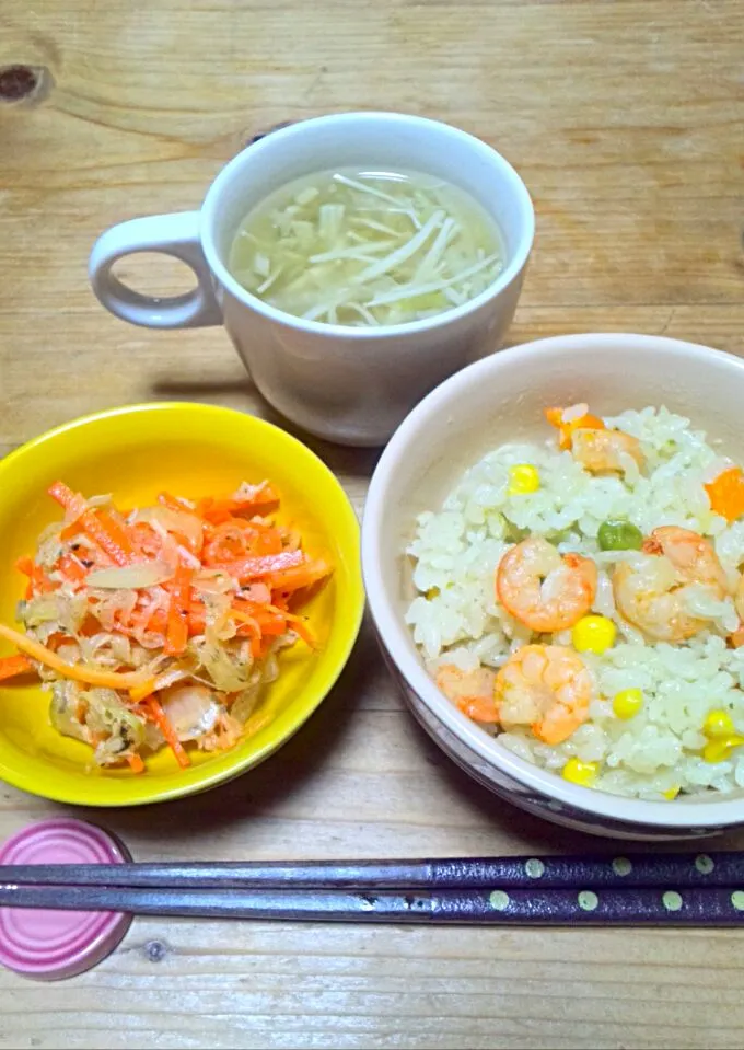 今日の夕飯　エビピラフとニンジンサラダ、スープ|しょうこさん