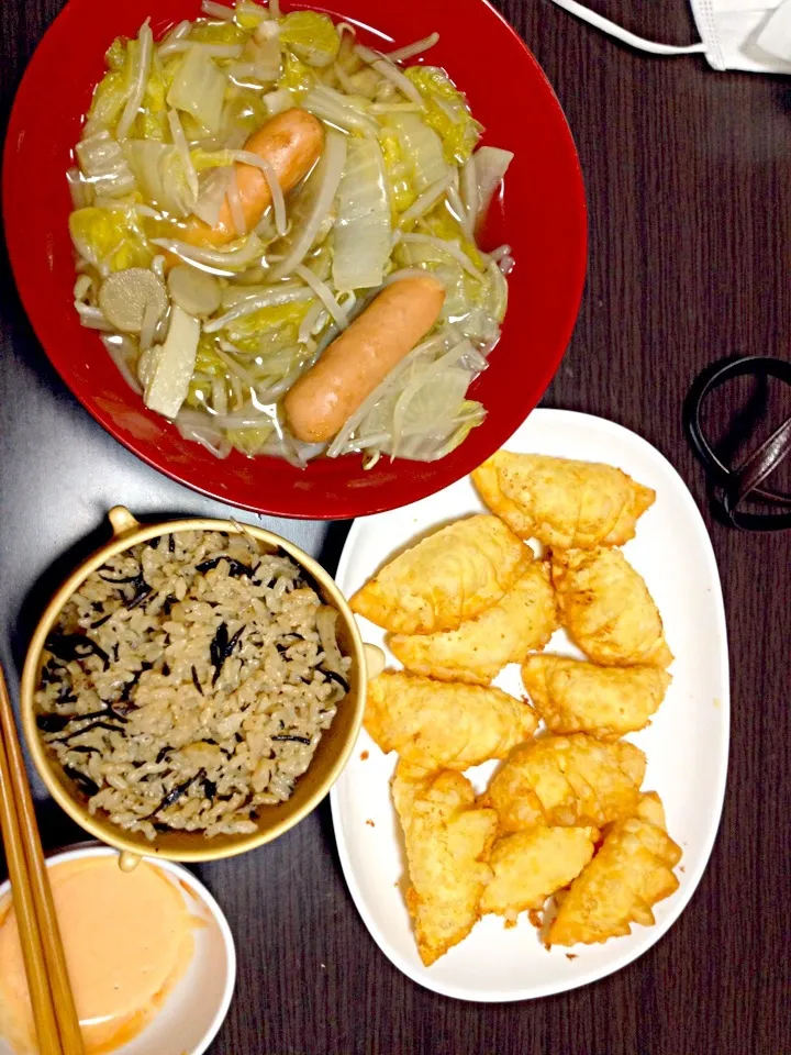 Snapdishの料理写真:野菜スープ、ひじきとごぼうご飯、海老揚げ餃子|めぐみさん