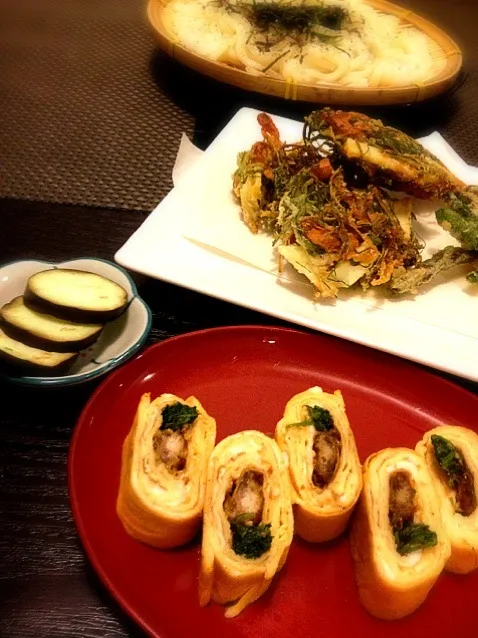 軽い夕食 おかひじきとさきイカミョウガかきあげ、インゲンの天ぷら、冷やしうどん 大葉ゆず風味、茄子漬、鰻巻き卵、キムチ豚肉水菜蒸し|ochihekoさん