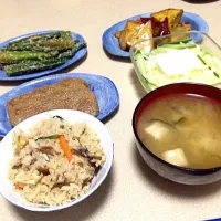 Snapdishの料理写真:さんまの炊き込みご飯、お味噌汁、宇和島のじゃこ天、サラダ冷奴、おくらの胡麻和え、大学芋|yさん