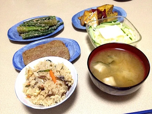 さんまの炊き込みご飯、お味噌汁、宇和島のじゃこ天、サラダ冷奴、おくらの胡麻和え、大学芋|yさん