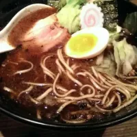 Snapdishの料理写真:焦がし味噌ラーメン（キャベツをトッピング）  最近、味噌ラーメンばかり食べてるなあ。|fiftybellsさん