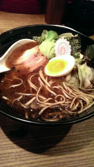 焦がし味噌ラーメン（キャベツをトッピング）  最近、味噌ラーメンばかり食べてるなあ。|fiftybellsさん