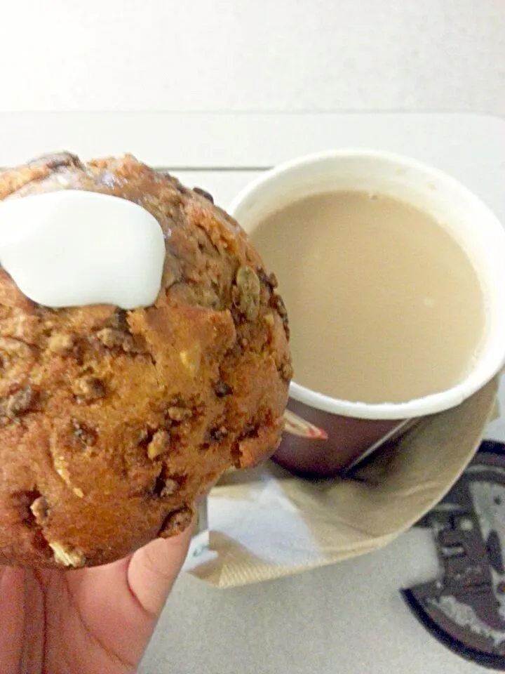 Snapdishの料理写真:pumpkin spice muffin and mediuk french vanilla|dennypatronさん