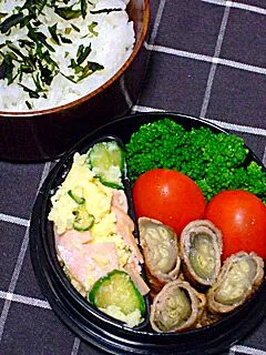 お弁当（もみわかめ乗せご飯、ポテトサラダ、茗荷の豚肉巻き、ミニトマト、ブロッコリー）|すーさん