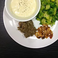 Steamed brussel sprouts, homemade guacamole, humanoid and yoghurt dip and fried garlic|morgan charlotteさん