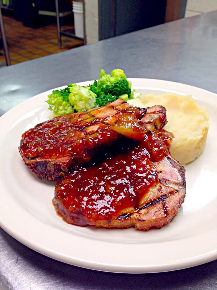 Smoked pork chop with peach BBQ sauce|Theran Conradさん