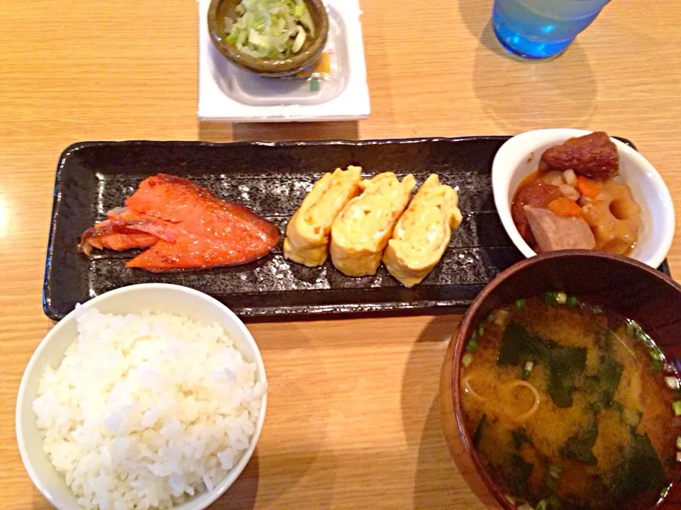 【朝ごはん】カレイと里芋の煮物定食|piton810さん