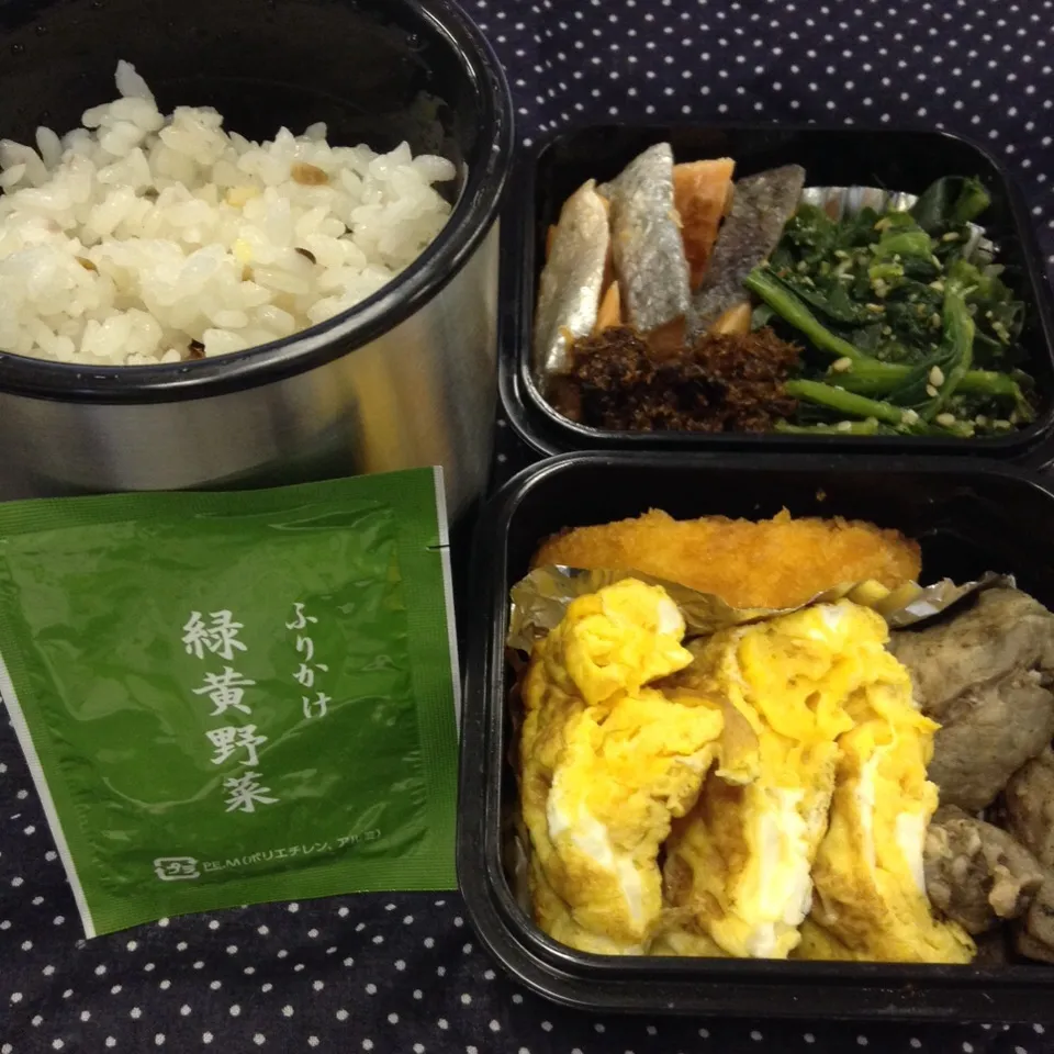 弁当（牛肉黒胡椒焼、玉子焼き、海老寄せフライ、塩鮭、ほうれん草胡麻和え、鰹昆布、ふりかけ）|SasaMasa213さん