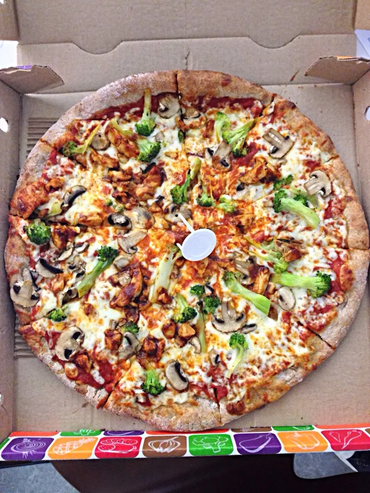 Whole grain thin crust pizza with broccoli, chicken, mushrooms #longlatenights|joie chowさん