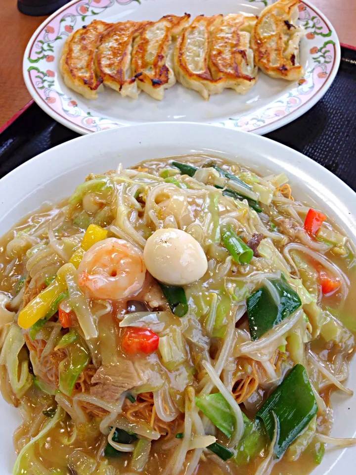 皿うどん＆両面良く焼き餃子|伍龍やすさん