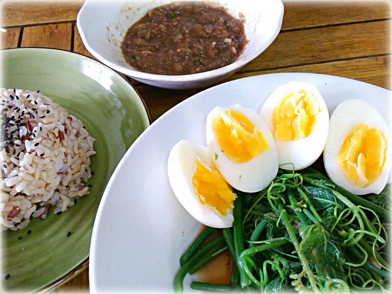 น้ำพริกกะปิ แนมด้วยไข่ต้ม ยอดฝักแม้วผัดน้ำมันหอย|la diableさん