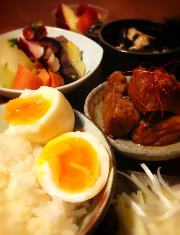 煮卵丼と豚角煮とタコと根菜の煮物と椎茸のアヒージョ|pecoさん